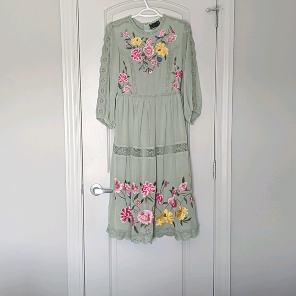 Embroidered midi dress with lace trims, sage green